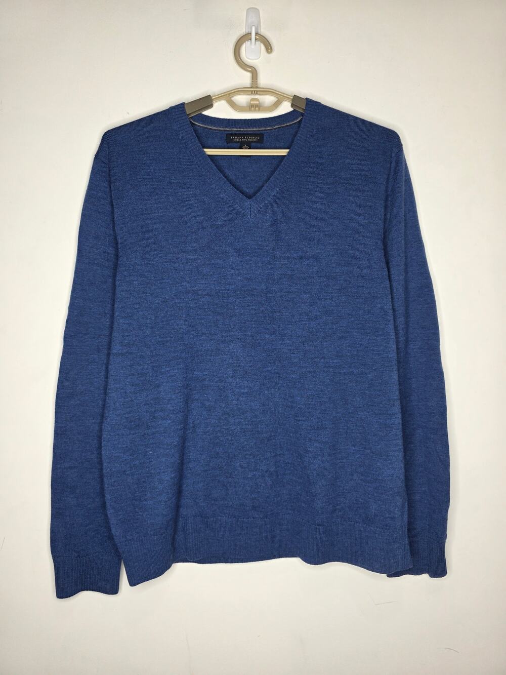 Banana Republic blue merino wool long sleeve v-neck sweater - large